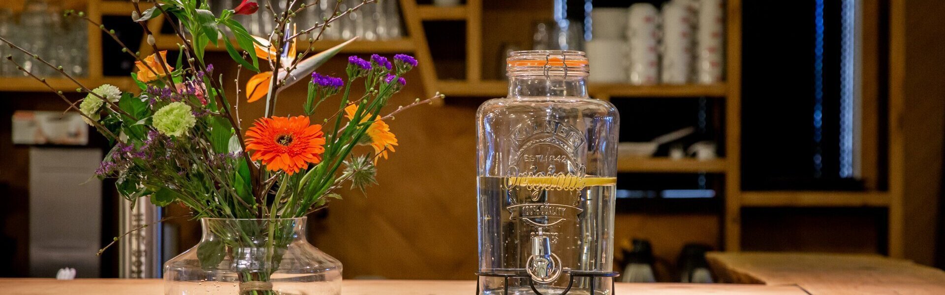 Bloemen en water